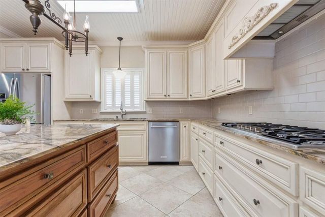 1304 W Dumbarton, Lake Charles, LA 70605