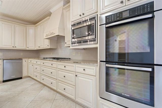 1304 W Dumbarton, Lake Charles, LA 70605