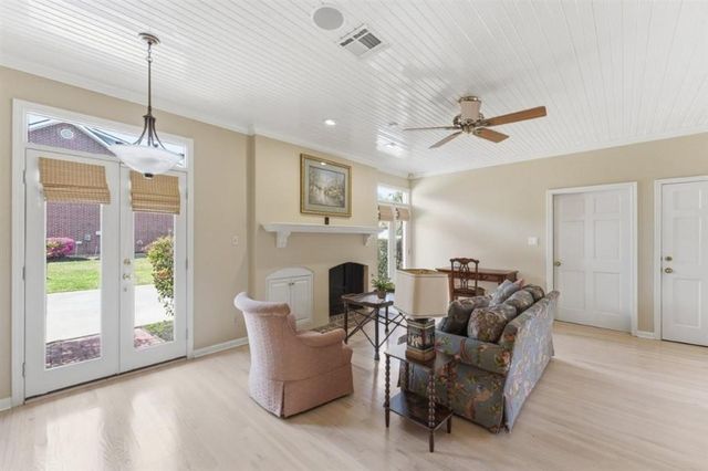 1304 W Dumbarton, Lake Charles, LA 70605