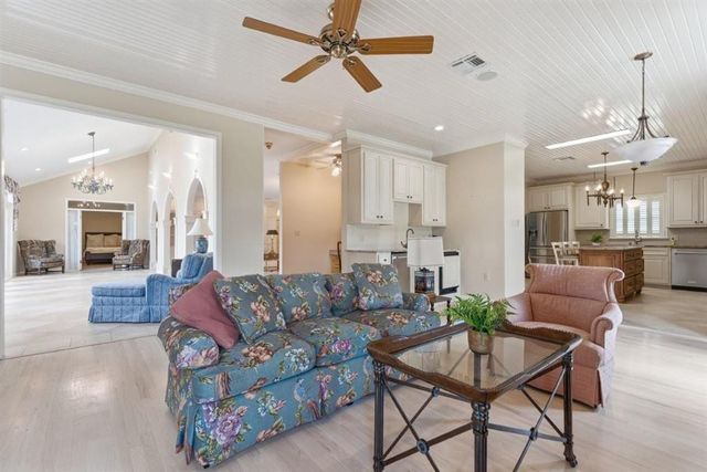 1304 W Dumbarton, Lake Charles, LA 70605