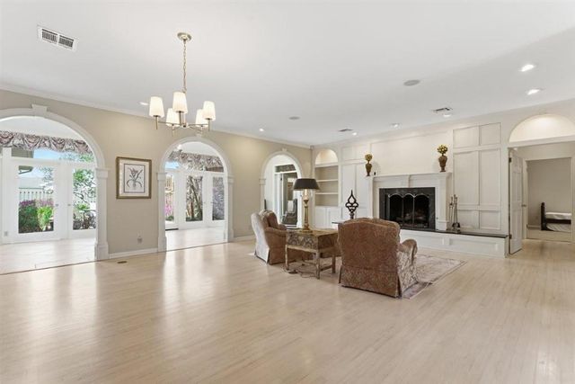 1304 W Dumbarton, Lake Charles, LA 70605