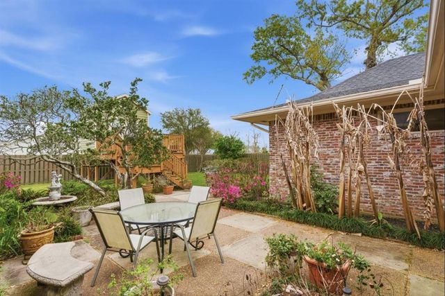 1304 W Dumbarton, Lake Charles, LA 70605