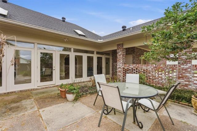 1304 W Dumbarton, Lake Charles, LA 70605