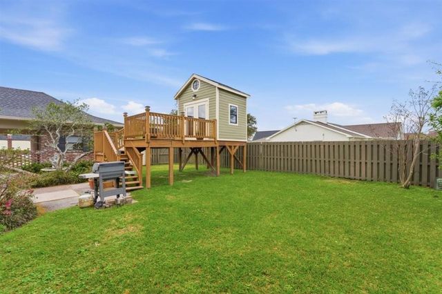 1304 W Dumbarton, Lake Charles, LA 70605