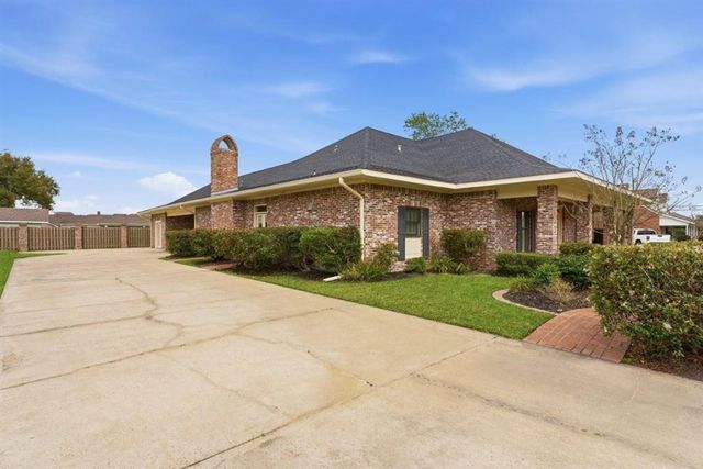 1304 W Dumbarton, Lake Charles, LA 70605