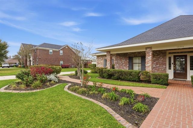 1304 W Dumbarton, Lake Charles, LA 70605