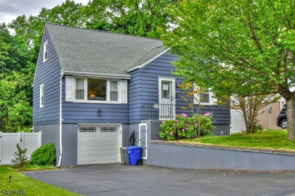 109 Brookview Dr, Woodland Park, NJ 07424