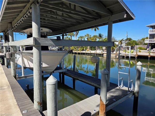 3594 Rita LN, St. James City, FL 33956