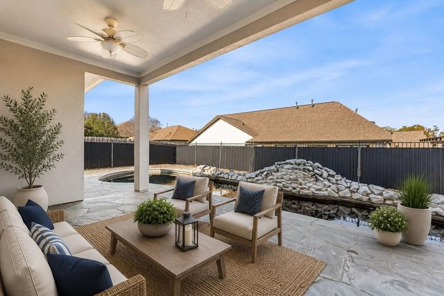 98 Victoria Drive W, Montgomery, TX 77356