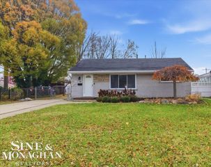 22840 Lake Boulevard, Saint Clair Shores, MI 48082