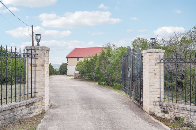 285 Timber Hill, Pipe Creek, TX 78063