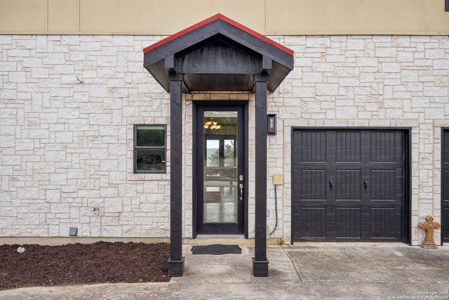 285 Timber Hill, Pipe Creek, TX 78063