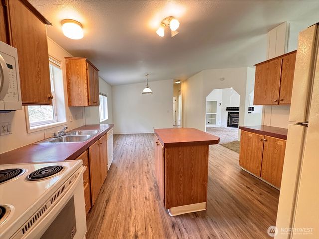 60 N Charles Place, Hoodsport, WA 98548