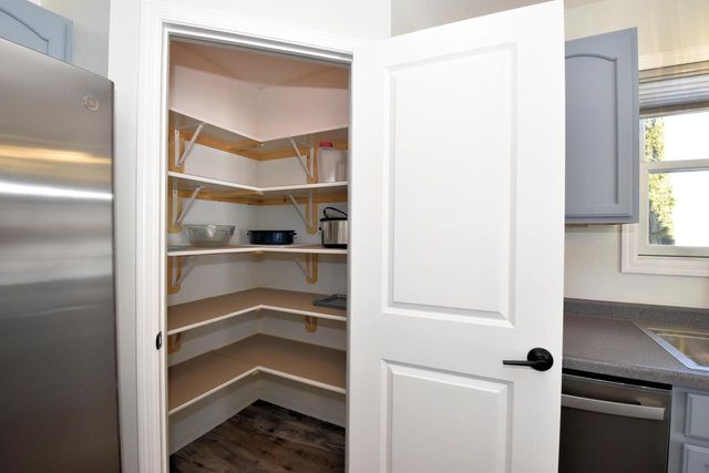 W1401 Valley View COURT, Ixonia, WI 53036