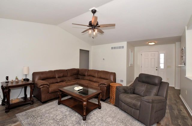 W1401 Valley View COURT, Ixonia, WI 53036