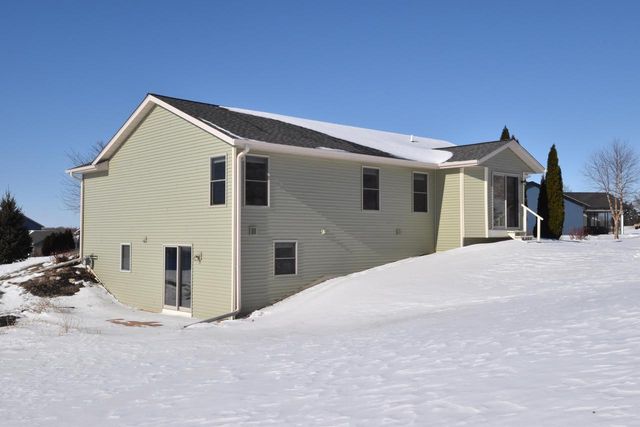 W1401 Valley View COURT, Ixonia, WI 53036