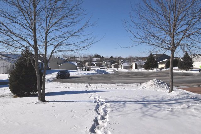 W1401 Valley View COURT, Ixonia, WI 53036