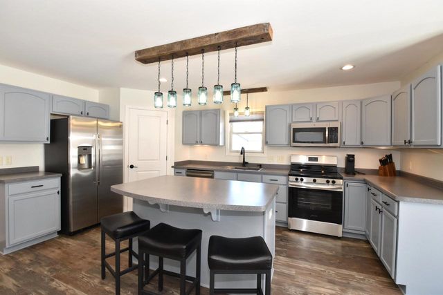 W1401 Valley View COURT, Ixonia, WI 53036