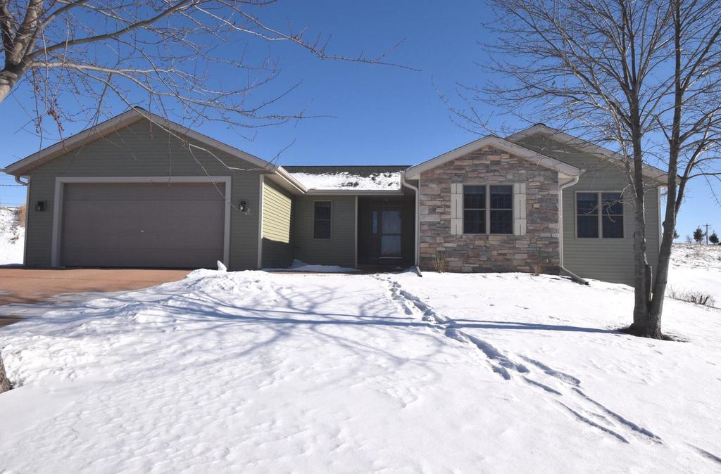 W1401 Valley View COURT, Ixonia, WI 53036