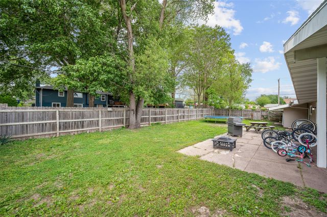 1403 Lewis Avenue, Des Moines, IA 50315
