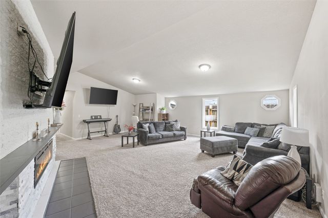 1403 Lewis Avenue, Des Moines, IA 50315