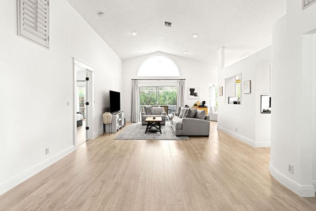 447 Woodview Circle, Palm Beach Gardens, FL 33418