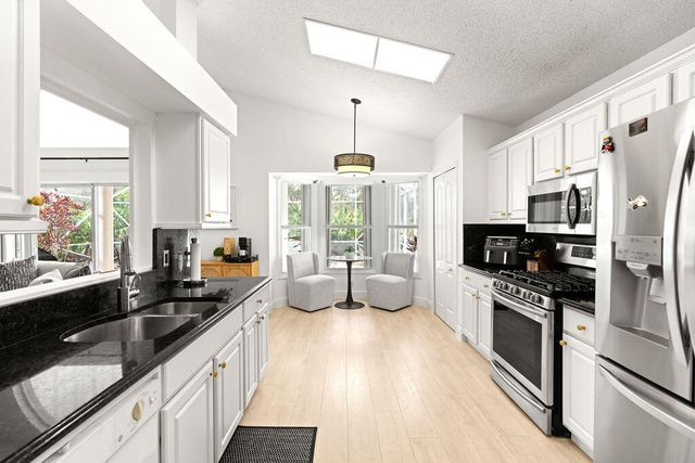 447 Woodview Circle, Palm Beach Gardens, FL 33418