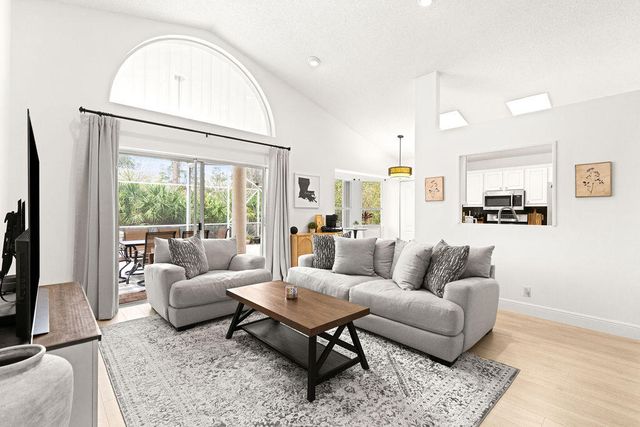 447 Woodview Circle, Palm Beach Gardens, FL 33418