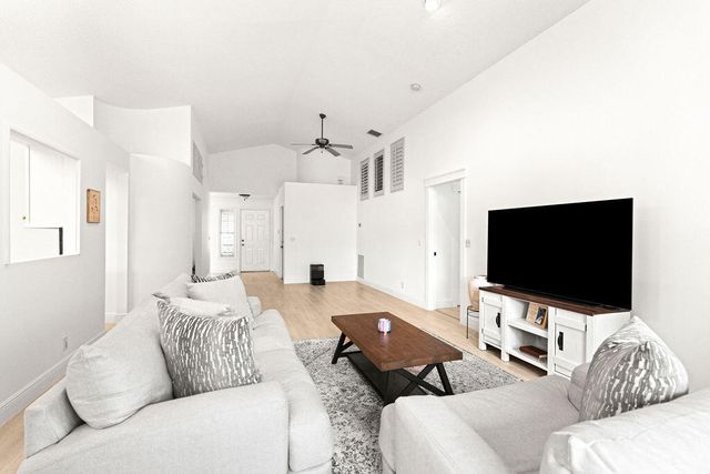 447 Woodview Circle, Palm Beach Gardens, FL 33418