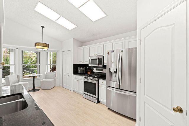 447 Woodview Circle, Palm Beach Gardens, FL 33418