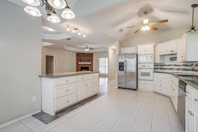 401 Inland Circle, Azle, TX 76020