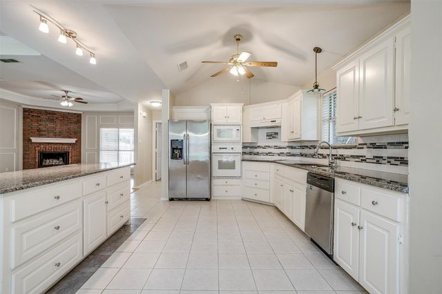 401 Inland Circle, Azle, TX 76020