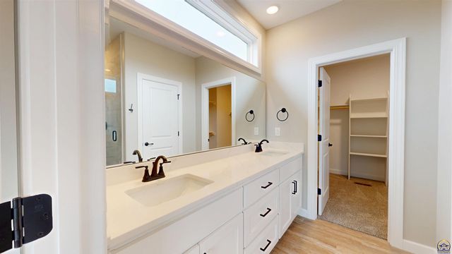 2628 SW Sherwood Park DR, Topeka, KS 66614