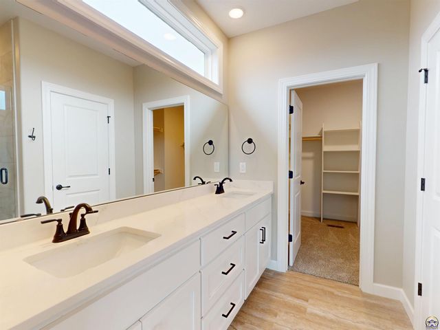 2628 SW Sherwood Park DR, Topeka, KS 66614