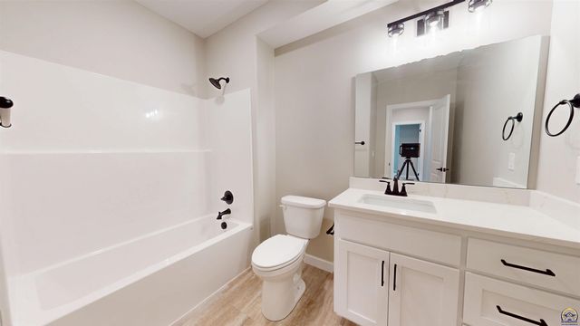 2628 SW Sherwood Park DR, Topeka, KS 66614