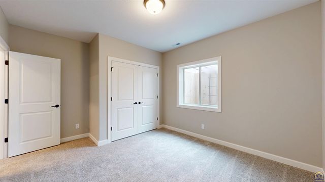 2628 SW Sherwood Park DR, Topeka, KS 66614