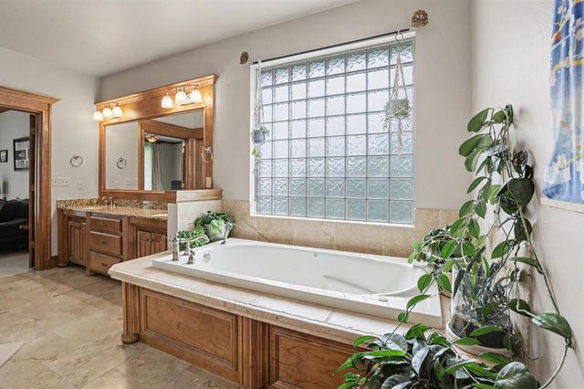 800 Shadow Wood Drive, Edmond, OK 73034