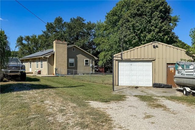 693 E 1450 Road, Lawrence, KS 66046