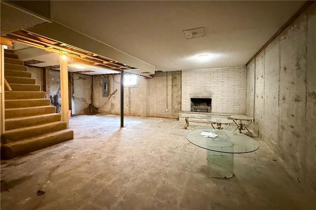 693 E 1450 Road, Lawrence, KS 66046