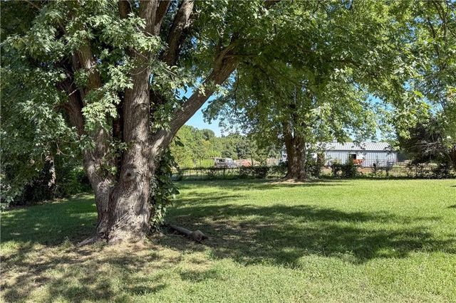 693 E 1450 Road, Lawrence, KS 66046