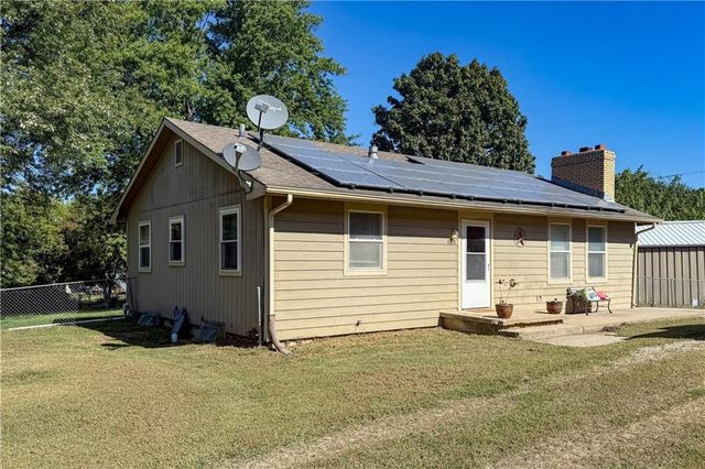 693 E 1450 Road, Lawrence, KS 66046