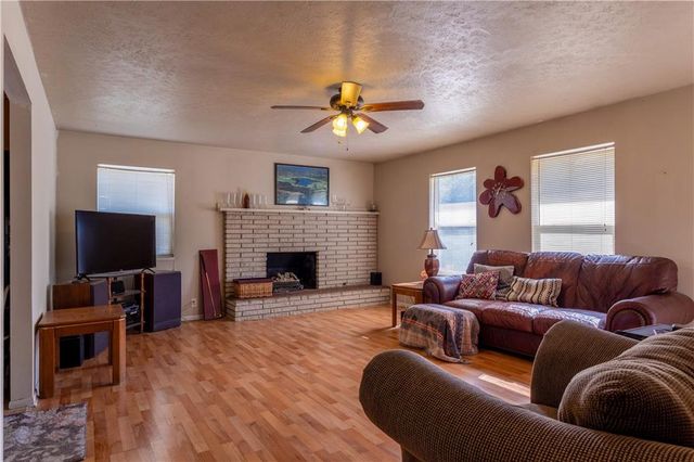 693 E 1450 Road, Lawrence, KS 66046