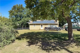 693 E 1450 Road, Lawrence, KS 66046