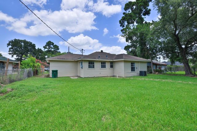 9026 Lake Forest Boulevard, Houston, TX 77078