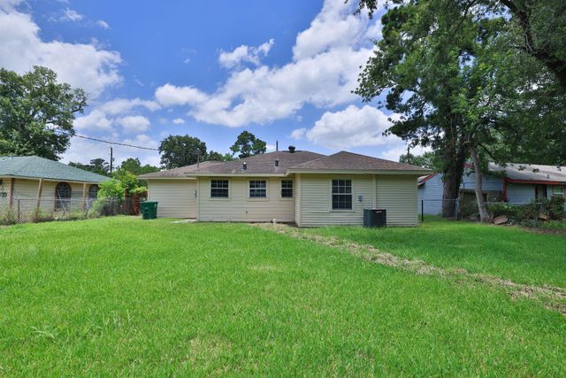 9026 Lake Forest Boulevard, Houston, TX 77078