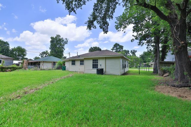 9026 Lake Forest Boulevard, Houston, TX 77078