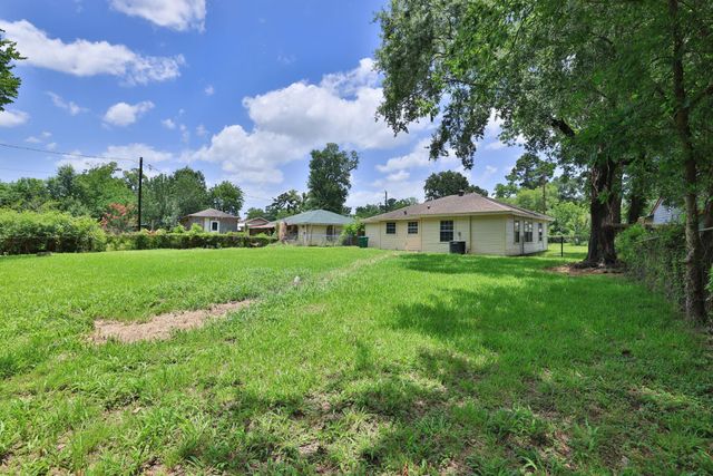 9026 Lake Forest Boulevard, Houston, TX 77078