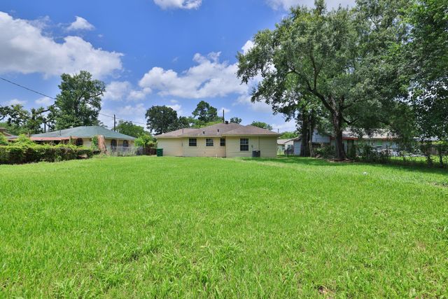 9026 Lake Forest Boulevard, Houston, TX 77078