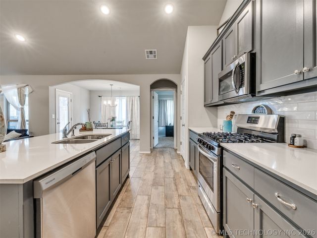 1825 E Winston Street, Broken Arrow, OK 74011