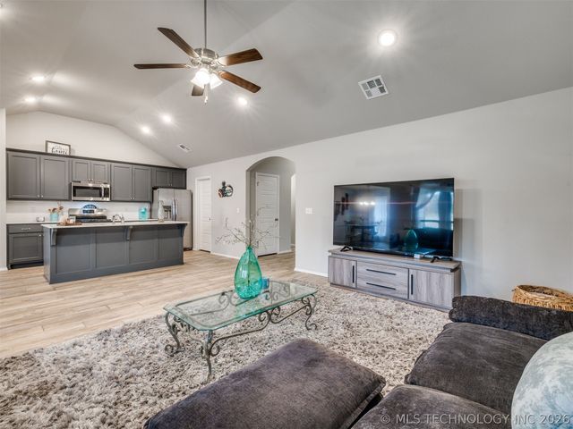 1825 E Winston Street, Broken Arrow, OK 74011